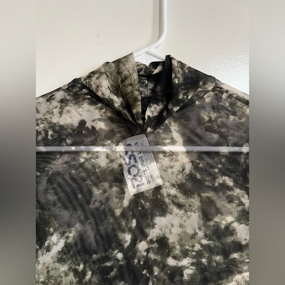 Multi Color Mesh Cropped L-Sleeve - Picture 3 of 9